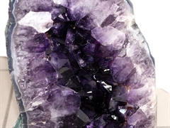 Amethystdruse mit großen Kristallen
