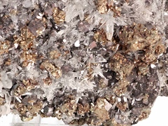 Bleiglanz und Pyrit auf Nadelquarz