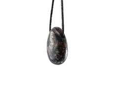 Hornblende mit Granat Tropfenanhänger
