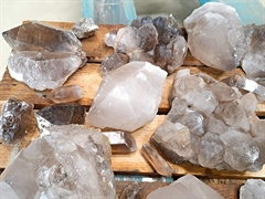 Rauchquarzkristalle und Stufen zT mit Rutil Lot