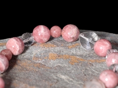 Rhodochrosit Armband mit facettierten Bergkristall-Kugeln und Silberschnecke