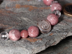 Rhodochrosit Armband mit facettierten Bergkristall-Kugeln und Silberschnecke