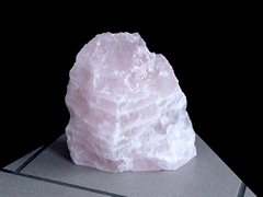 großer Rosenquarz Rohstein mit Standfläche