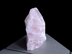 großer Rosenquarz Rohstein mit Standfläche
