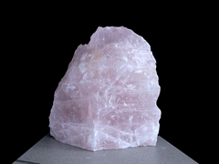 großer Rosenquarz Rohstein mit Standfläche