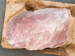 großer Rosenquarz Rohstein mit Standfläche