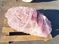 großer, attraktiver Rosenquarz Rohstein