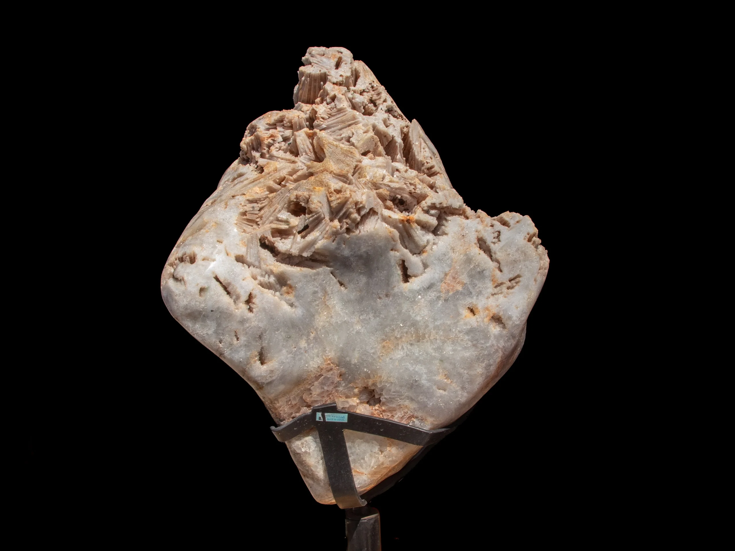 Chalcedon Quarz Freiform aus Sockel - Negativkristalle