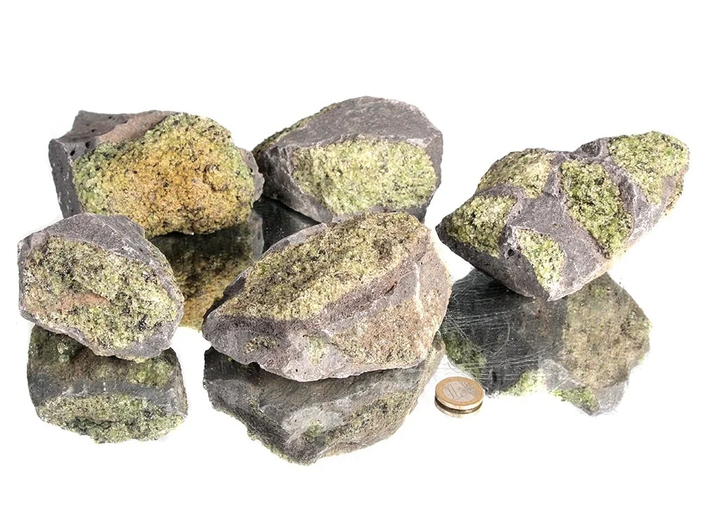 Peridot (Olivin) in Basalt Rohsteine - 1 kg