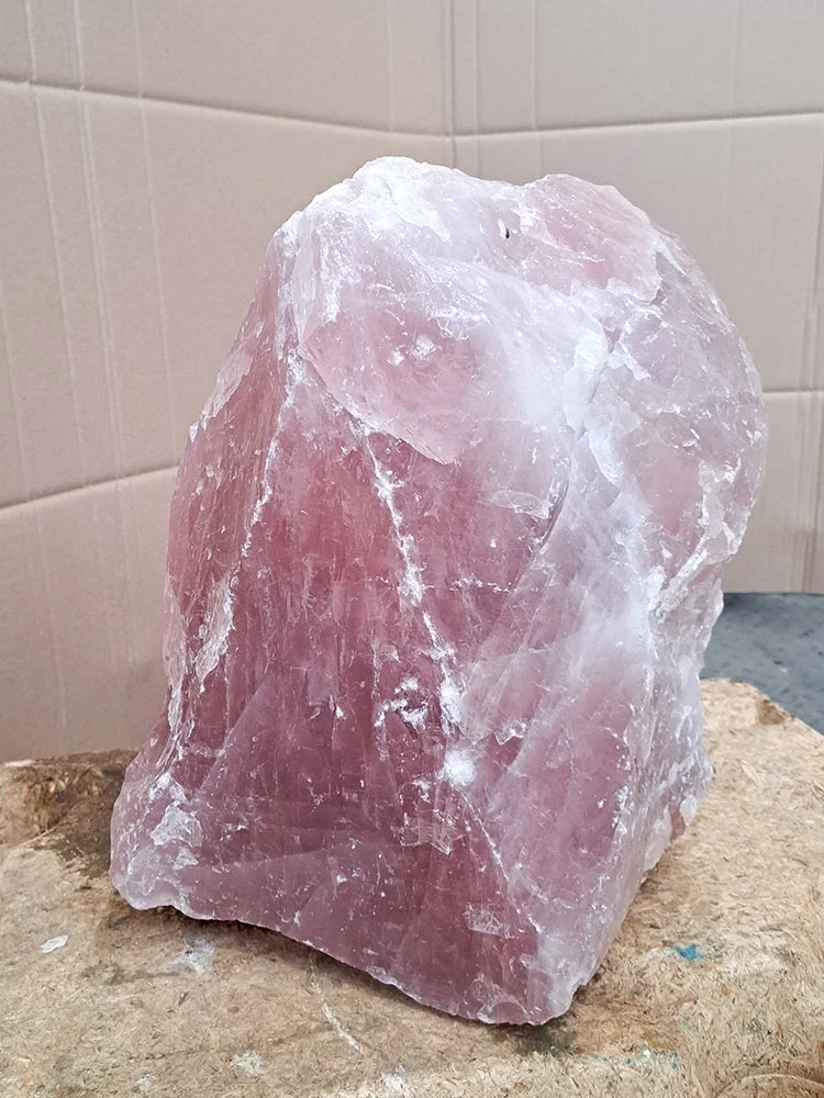 großer Rosenquarz Rohstein mit Standfläche