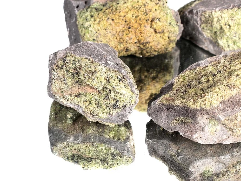 Peridot (Olivin) in Basalt Rohsteine - 1 kg