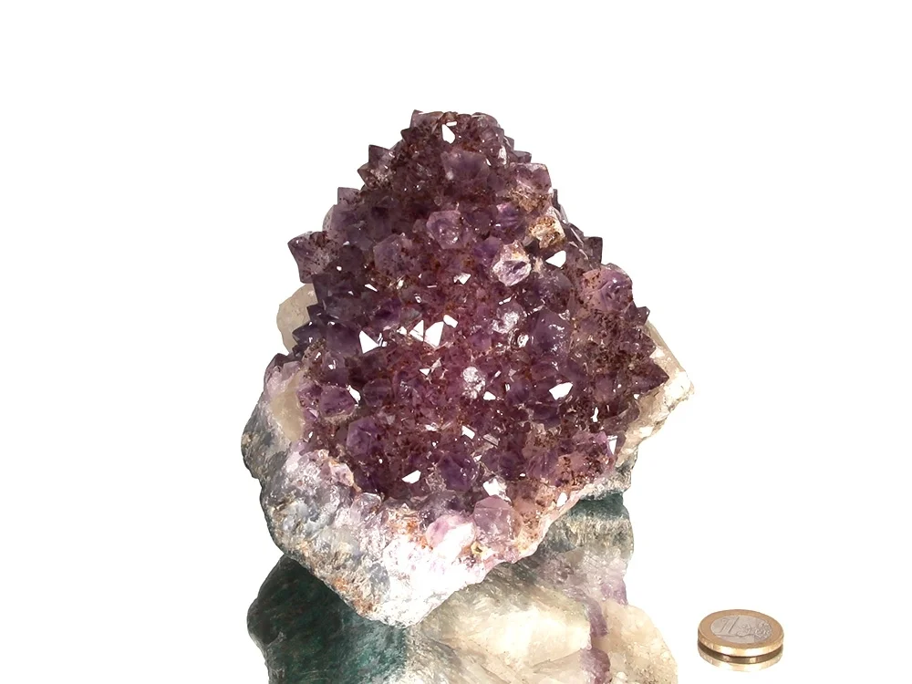Calcit Würfel auf Amethyst