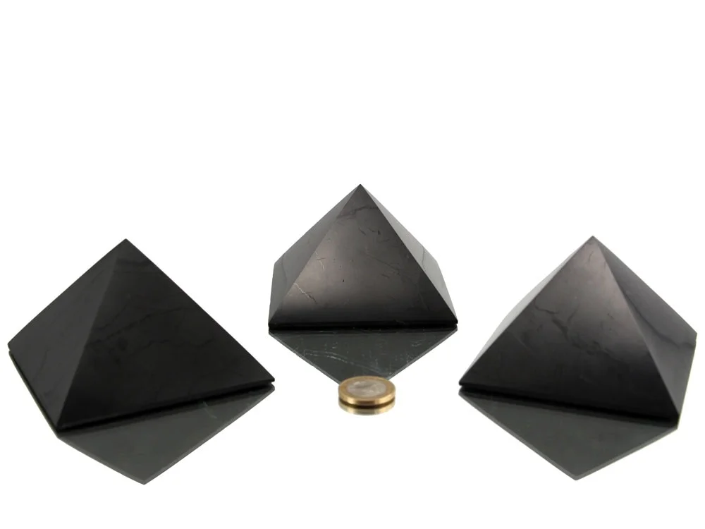 Schungit Pyramide 9 cm
