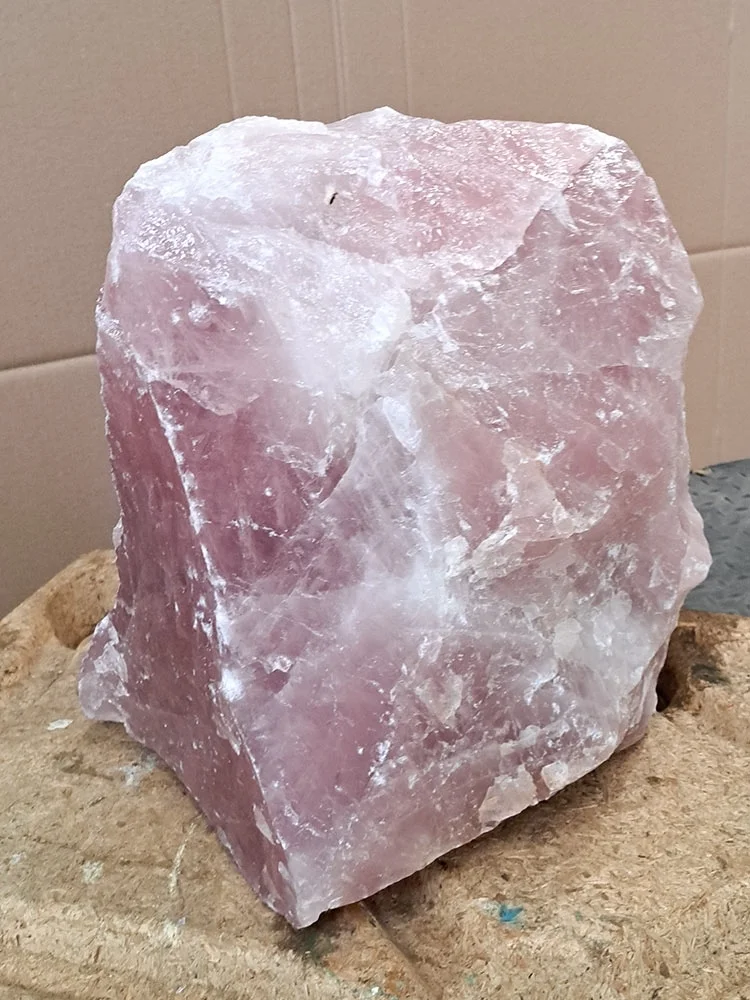 großer Rosenquarz Rohstein mit Standfläche