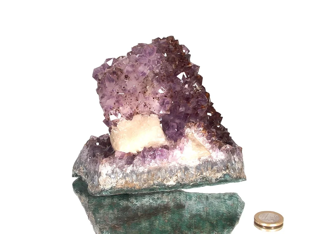 Calcit Würfel auf Amethyst
