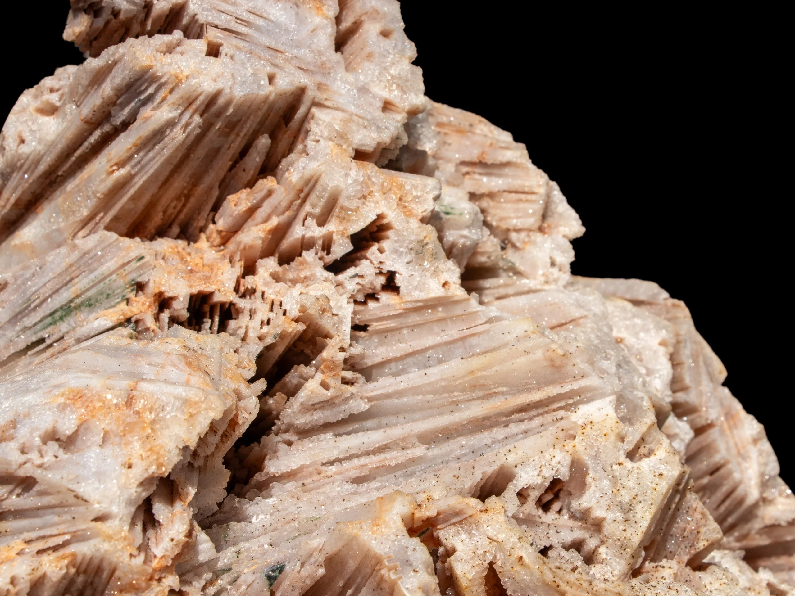 Chalcedon Quarz Freiform aus Sockel - Negativkristalle