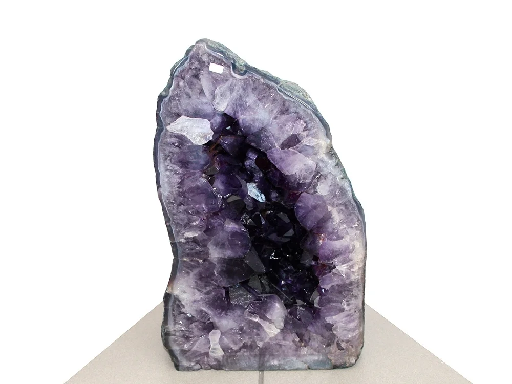 Amethystdruse mit großen Kristallen