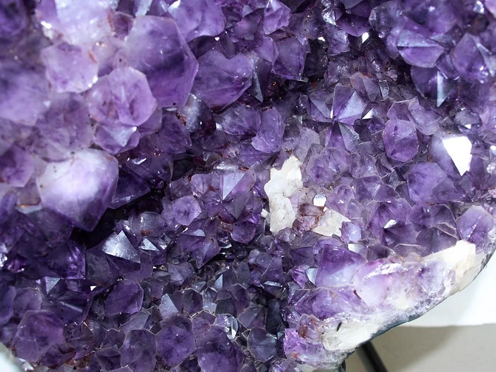 Amethyst Freiform auf Sockel