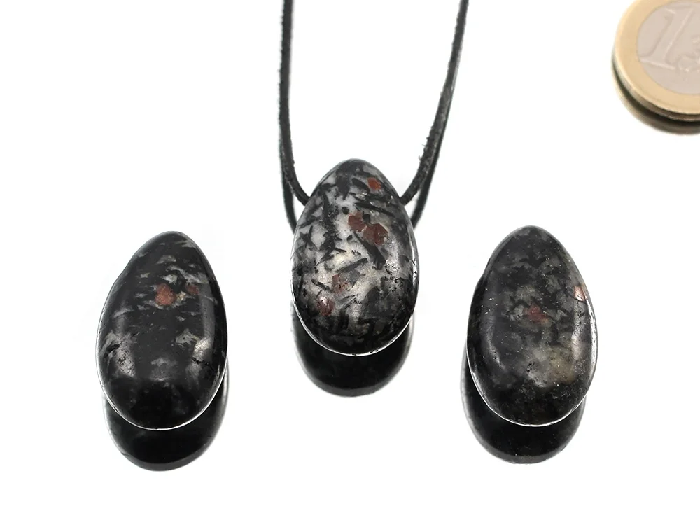 Hornblende mit Granat Tropfenanhänger