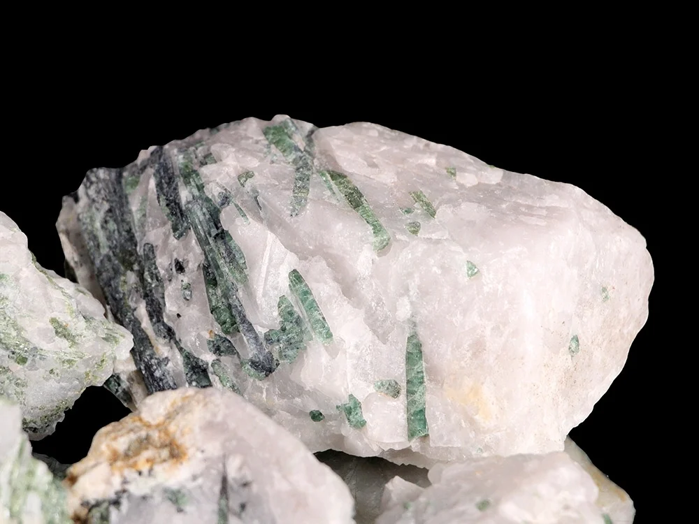 grüner Turmalin in Quartz Rohsteine - 1 kg