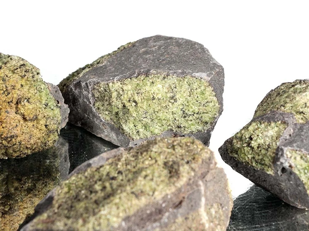 Peridot (Olivin) in Basalt Rohsteine - 1 kg