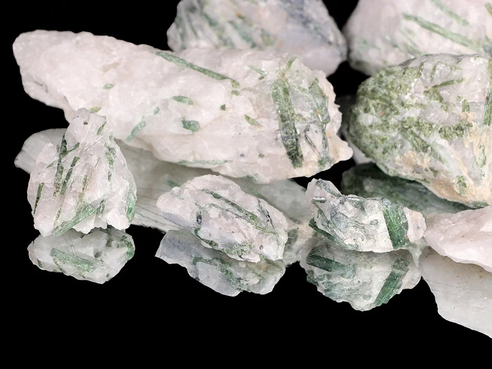 grüner Turmalin in Quartz Rohsteine - 1 kg