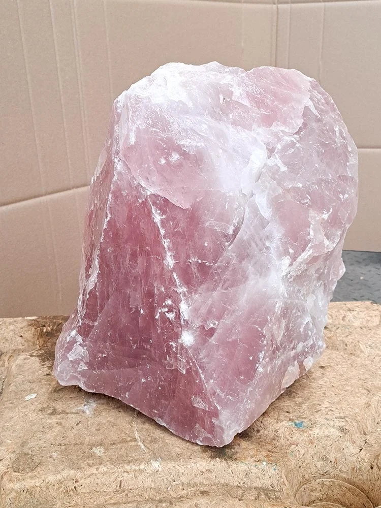 großer Rosenquarz Rohstein mit Standfläche
