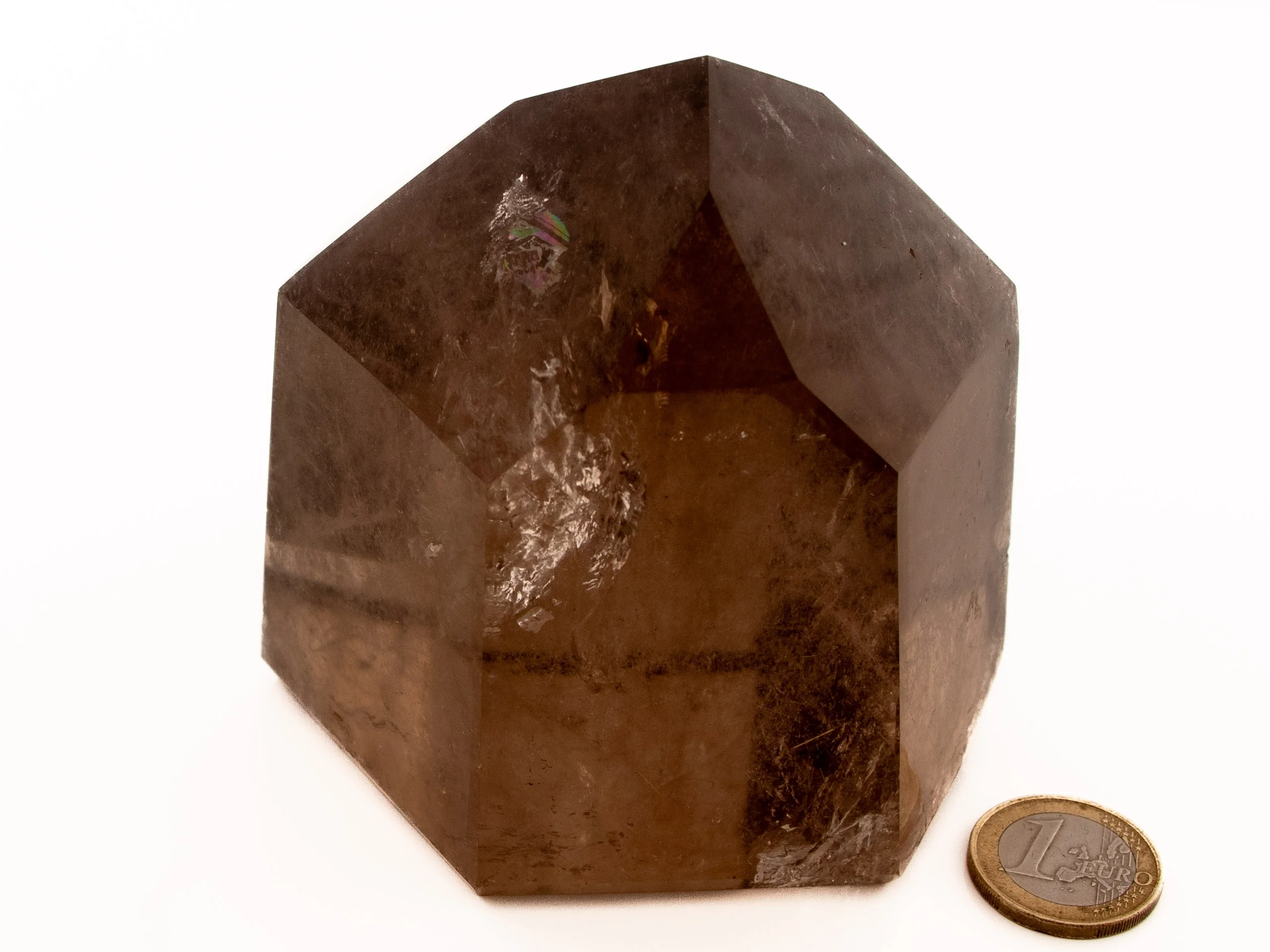 Rauchquarz Kristallspitze mit glitzerndem Rutil