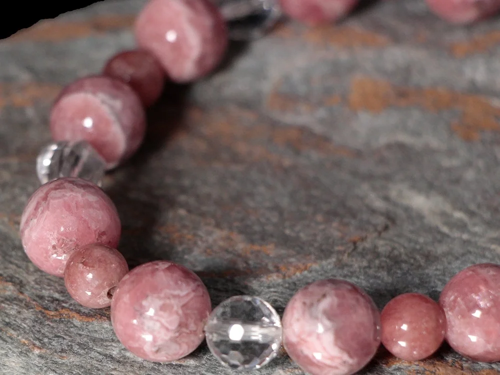 Rhodochrosit Armband mit facettierten Bergkristall-Kugeln und Silberschnecke