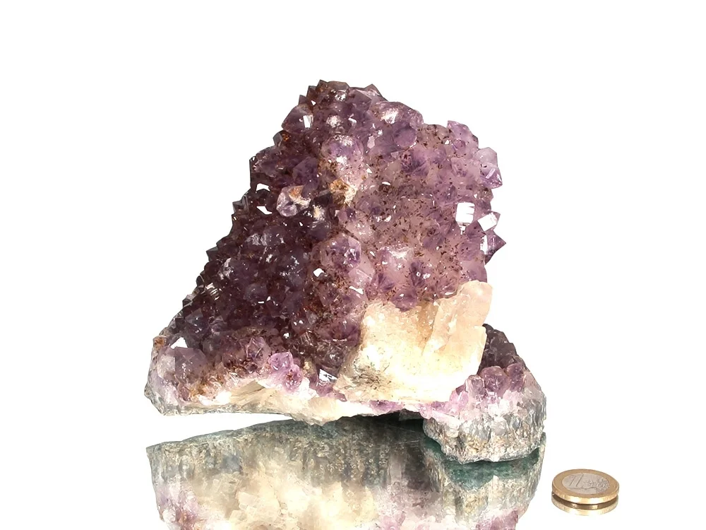 Calcit Würfel auf Amethyst