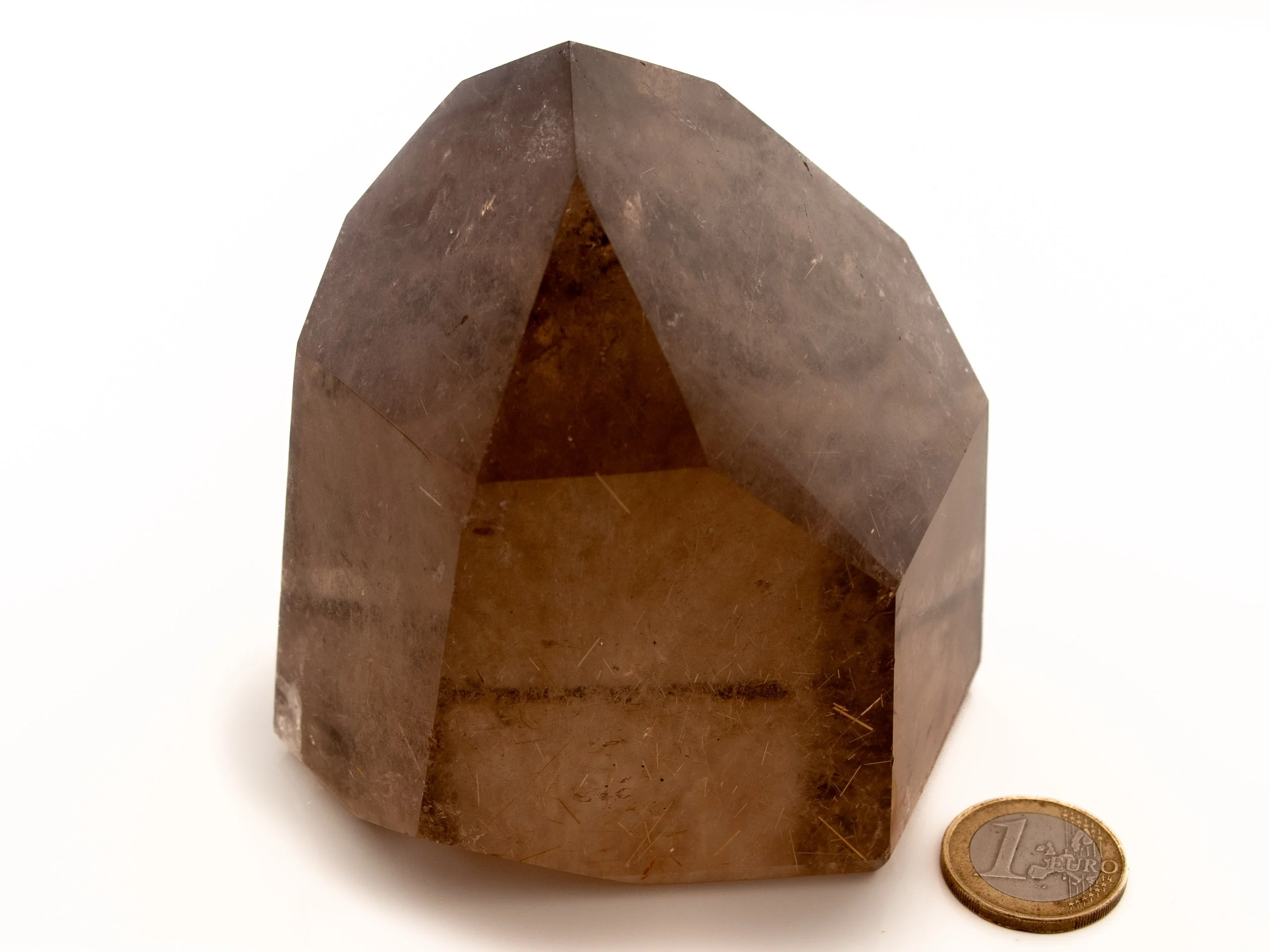 Rauchquarz Kristallspitze mit glitzerndem Rutil