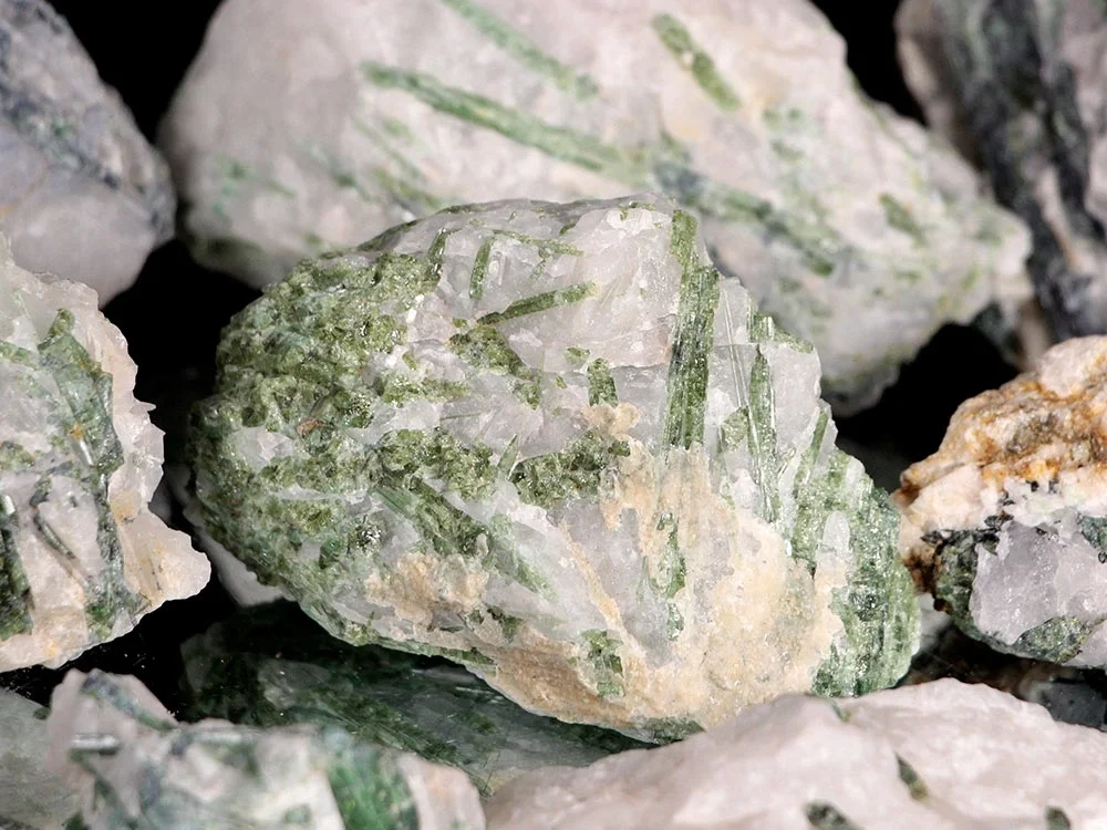 grüner Turmalin in Quartz Rohsteine - 1 kg