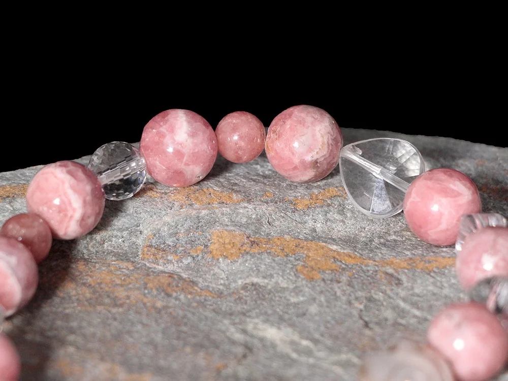 Rhodochrosit Armband mit facettierten Bergkristall-Kugeln und Silberschnecke