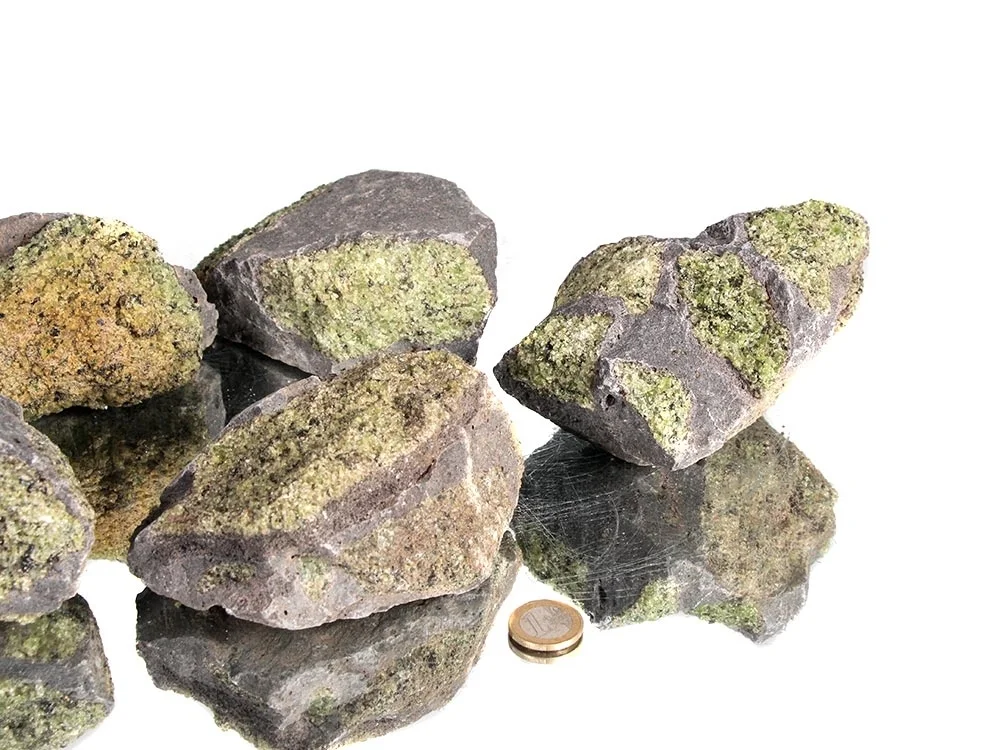 Peridot (Olivin) in Basalt Rohsteine - 1 kg