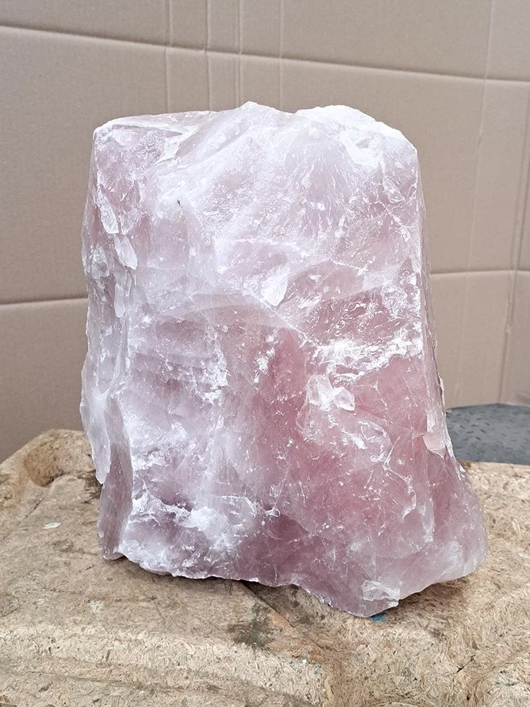 großer Rosenquarz Rohstein mit Standfläche