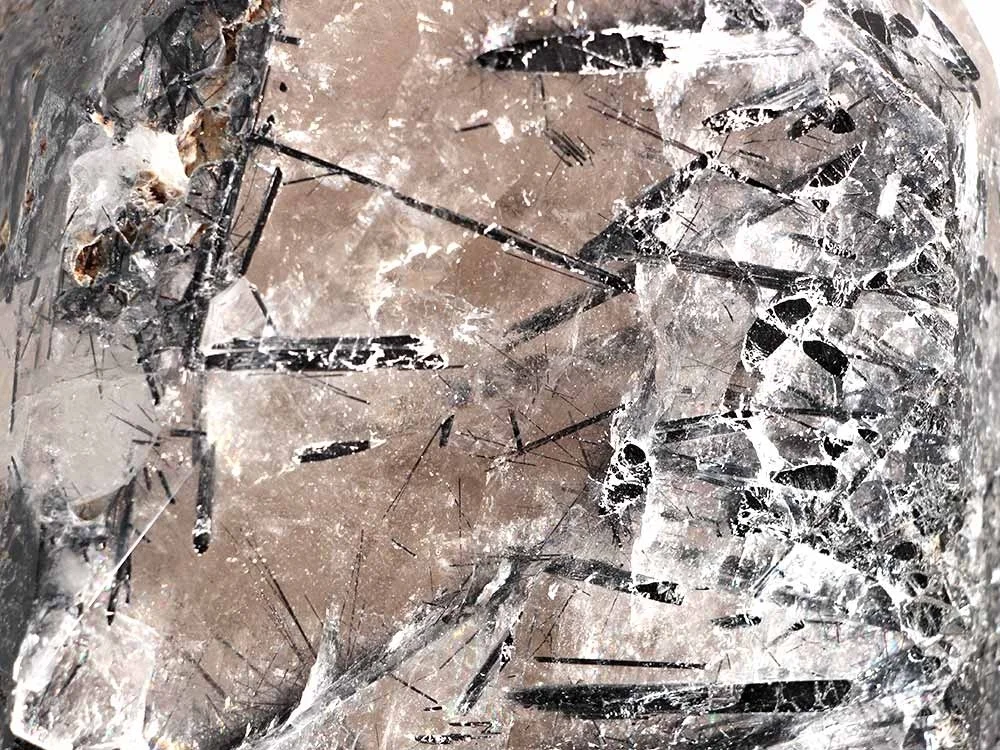 Bergkristall mit schwarzen Turmalin Kristallen
