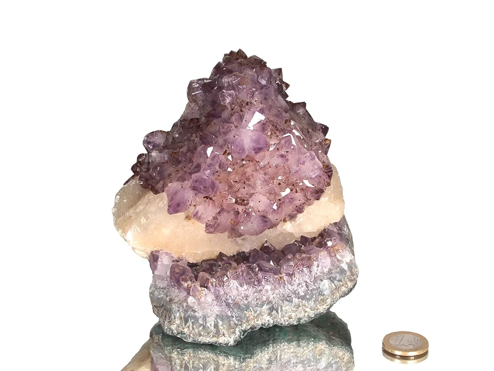 Calcit Würfel auf Amethyst