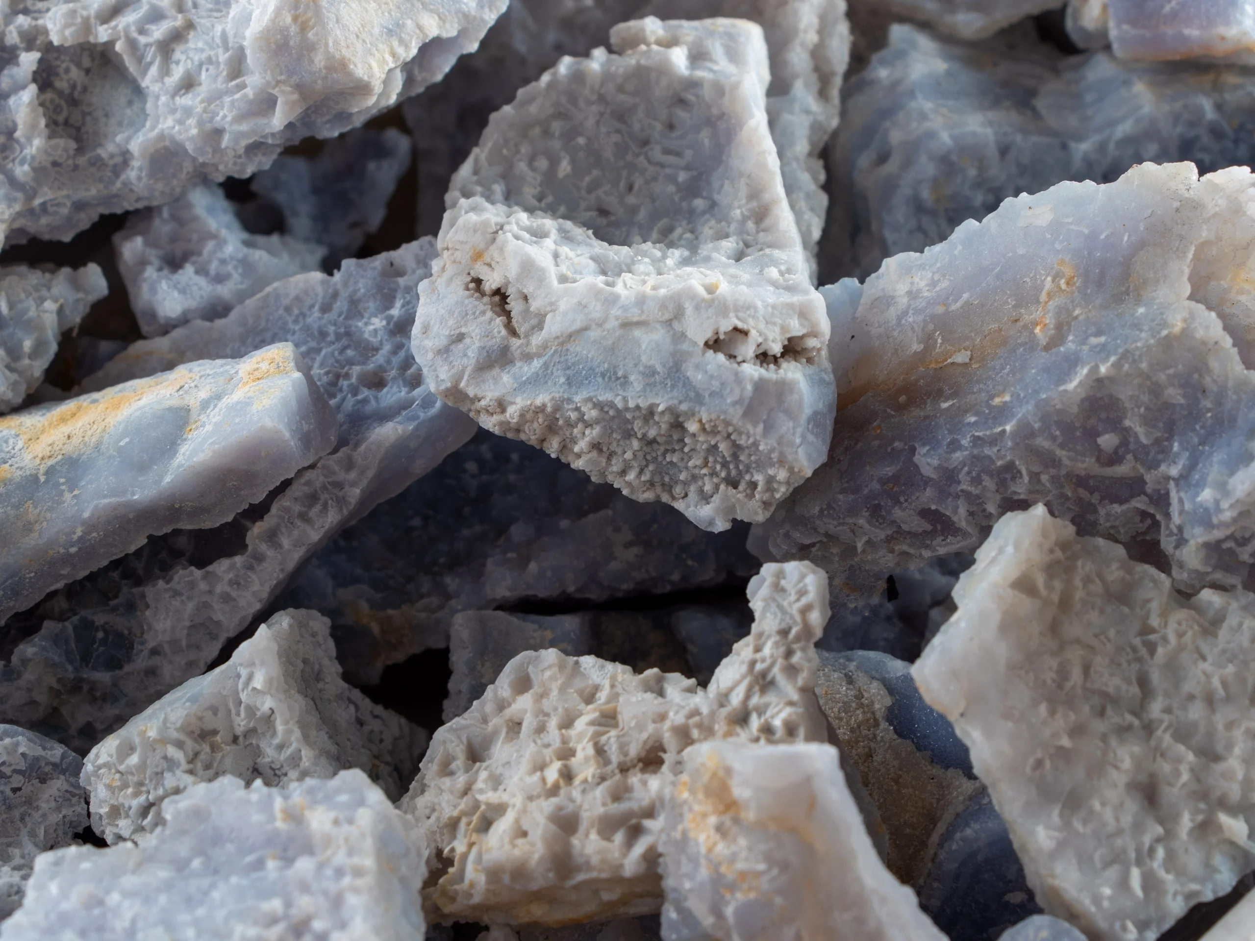 blauer Chalcedon Rohsteine Kristallisiert Lot